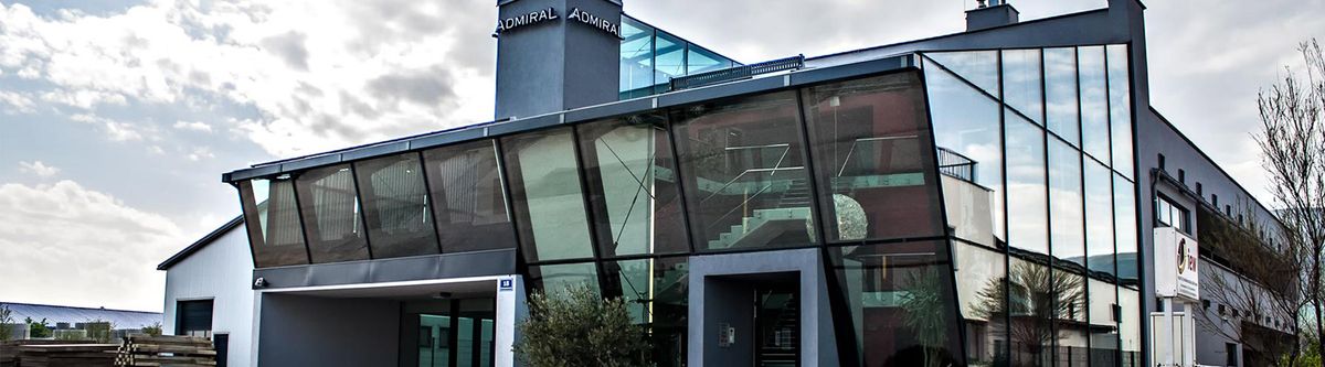 Bürogebäude in Gumpoldskirchen mit schräg gestellter Glasfassade und verglastem Stiegenhaus