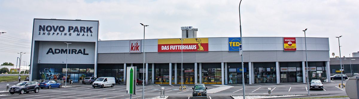 Fachmarktzentrum Novo Park Shopping Mall in Wiener Neudorf mit Geschäftsfront und Parkplatz