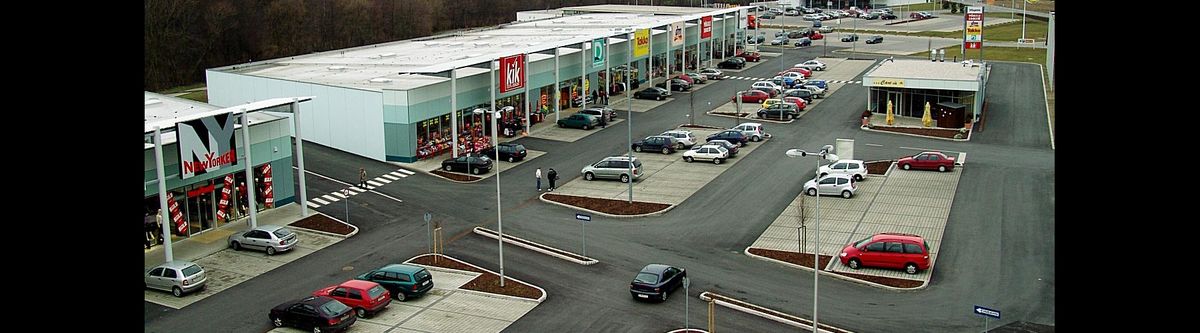 Fachmarktzentrum Stoob II aus der Vogelperspektive mit Geschäftszeile und Parkplatz